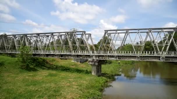 Spoorbrug Rivier Overdag — Stockvideo