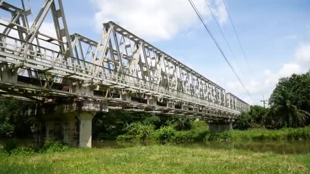 Puente Ferroviario Sobre Río Durante Día — Vídeos de Stock