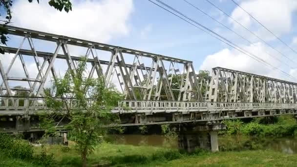 Puente Ferroviario Sobre Río Durante Día — Vídeos de Stock