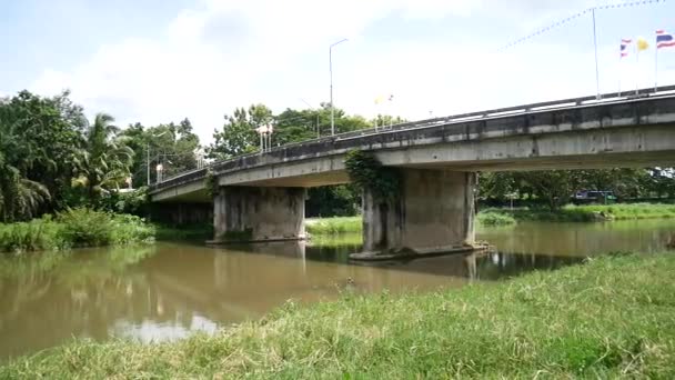 Puente Ferroviario Sobre Río Durante Día — Vídeos de Stock