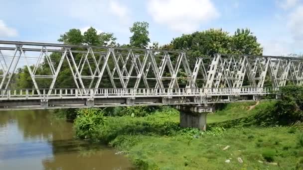 Puente Ferroviario Sobre Río Durante Día — Vídeos de Stock
