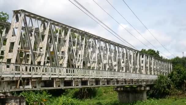 Puente Ferroviario Sobre Río Durante Día — Vídeos de Stock