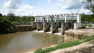 Küçük barajlar Tayland 'ın kırsal bölgelerindeki kanalları tıkıyor
