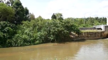 Küçük barajlar Tayland 'ın kırsal bölgelerindeki kanalları tıkıyor