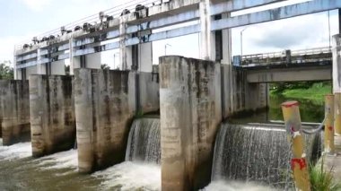 Küçük baraj kanalları tarımsal sulama sistemlerinde kullanılmak üzere kapatıyor. Tayland 'da barajlar