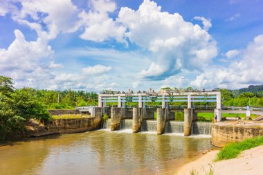 Tayland 'da trenler için çelik köprüler kompleks çelik yapıya sahiptir. güzel çelik yapı