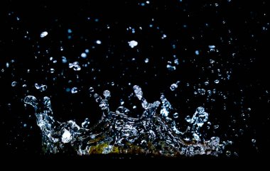 Siyah arka planda su sıçratmak. Siyah arka planda su sıçraması. yayılmış su soyut