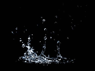 Siyah arka planda su sıçratmak. Siyah arka planda su sıçraması. yayılmış su soyut