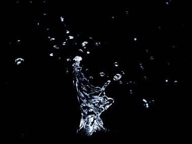 Siyah arka planda su sıçratmak. Siyah arka planda su sıçraması. yayılmış su soyut