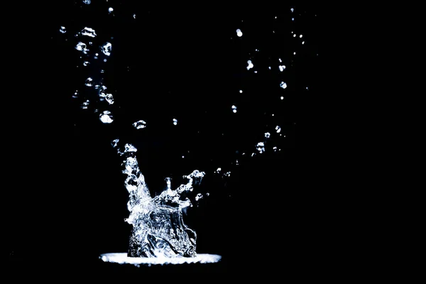 Ρίχνει Νερό Μαύρο Φόντο Νερό Πιτσιλάει Μαύρο Φόντο Αφηρημένη Διάχυση — Φωτογραφία Αρχείου