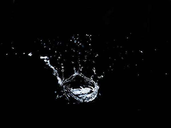 Spritzendes Wasser Auf Schwarzem Hintergrund Wasser Plätschert Vor Schwarzem Hintergrund — Stockfoto