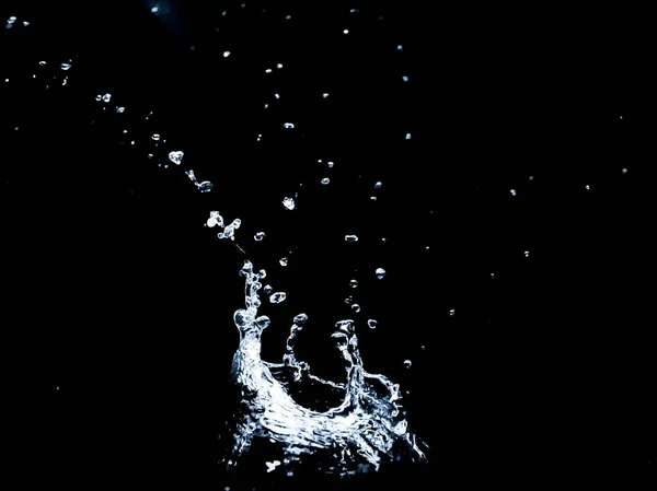 黒い背景に水をこぼす 黒い背景に水が飛び散っている 拡散水の抽象化 — ストック写真