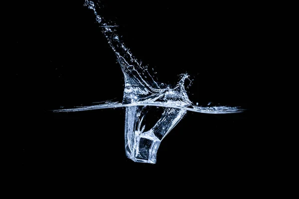 Wasserspritzer Abstrakte Form Mit Eiswürfeln Isoliert Auf Schwarzem Hintergrund — Stockfoto