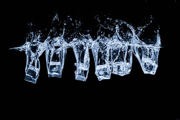 Water Splash Abstracte Vorm Met Ijsblokjes Geïsoleerd Zwarte Achtergrond — Stockfoto