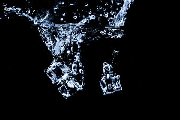 Water Splash Abstracte Vorm Met Ijsblokjes Geïsoleerd Zwarte Achtergrond — Stockfoto