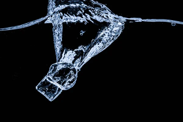 Forma Abstracta Salpicadura Agua Con Cubitos Hielo Aislados Sobre Fondo —  Fotos de Stock