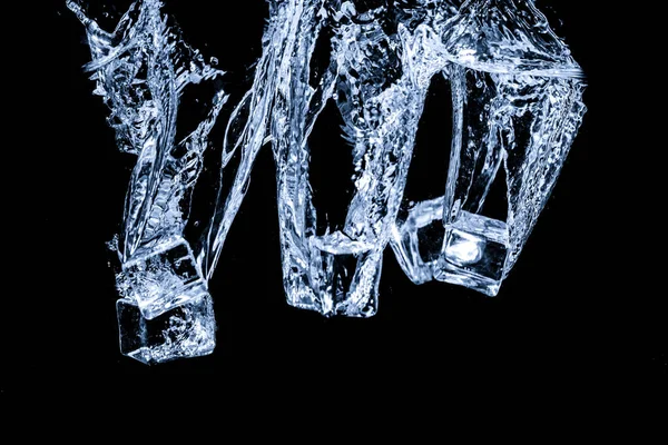 Forma Abstracta Salpicadura Agua Con Cubitos Hielo Aislados Sobre Fondo —  Fotos de Stock