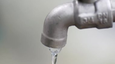 Musluğun akan su, su ve enerji tasarrufu konseptiyle yakın çekim videosu.