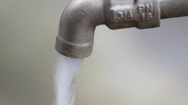 Musluğun akan su, su ve enerji tasarrufu konseptiyle yakın çekim videosu.