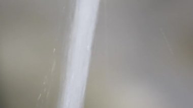 Musluğun akan su, su ve enerji tasarrufu konseptiyle yakın çekim videosu.