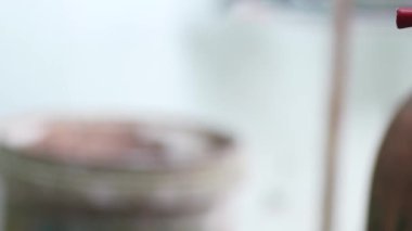 Musluğun akan su, su ve enerji tasarrufu konseptiyle yakın çekim videosu.