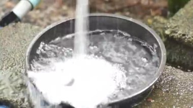 Musluğun akan su, su ve enerji tasarrufu konseptiyle yakın çekim videosu.