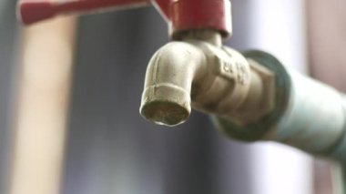 Musluğun akan su, su ve enerji tasarrufu konseptiyle yakın çekim videosu.
