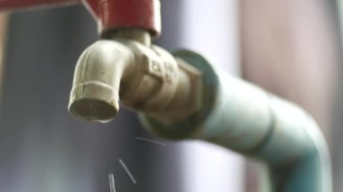 Musluğun akan su, su ve enerji tasarrufu konseptiyle yakın çekim videosu.