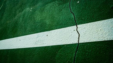 arkaplan olarak beyaz çizgi ile yeşil grunge duvar dokusu