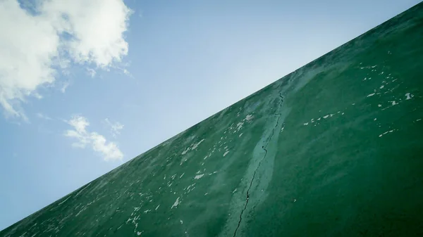 Grün Grunge Texturierte Wand Textur Auf Blauem Bewölkten Himmel Hintergrund — Stockfoto