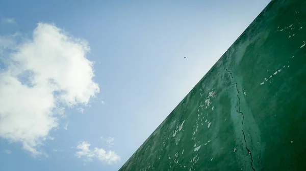Зеленый Гранж Текстурированная Стена Текстура Голубом Облачном Фоне Неба — стоковое фото
