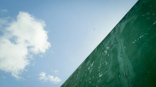 Grunge Verde Textura Parede Texturizada Fundo Azul Céu Nublado — Fotografia de Stock