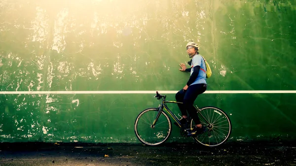 Touristen Mit Fahrrädern Parken Der Wand Mit Schöner Beleuchtung Radtourenkonzept — Stockfoto