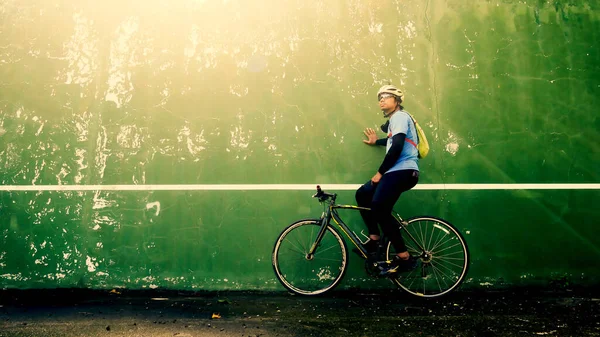Τουρίστες Ποδήλατα Σταθμευμένα Στον Τοίχο Όμορφο Φωτισμό Ποδηλατική Περιήγηση Έννοια — Φωτογραφία Αρχείου