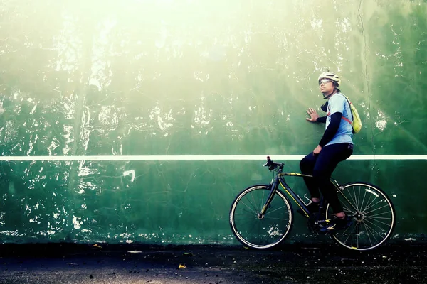 Turisták Kerékpárok Parkolt Falnak Gyönyörű Világítás Kerékpártúra Koncepciója — Stock Fotó