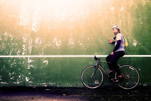 Touristen Mit Fahrrädern Parken Der Wand Mit Schöner Beleuchtung Radtourenkonzept — Stockfoto