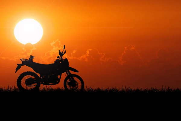 Silhouette Motocross Trockenen Gebieten Abenteuerreisende Mit Einem Motorrad — Stockfoto