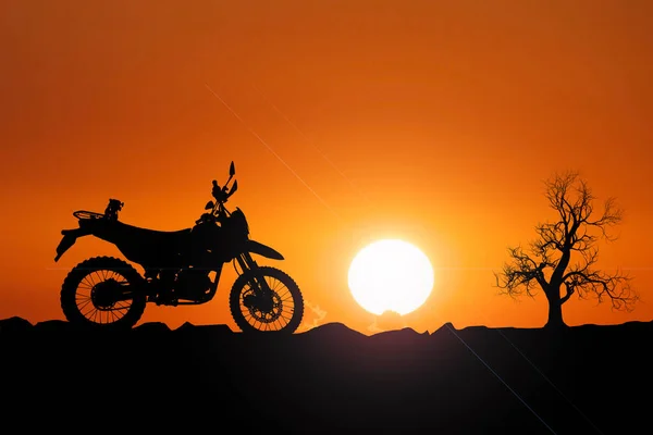 乾燥した地域でシルエット モトクロス 冒険旅行者はバイクで — ストック写真