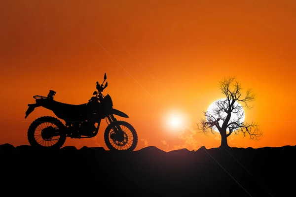 Silhouette Motocross Trockenen Gebieten Abenteuerreisende Mit Einem Motorrad — Stockfoto