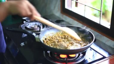 Baharatlı Tayland yemeği, sığır eti, köri ezmesi, biber, kaffir limon yaprağı, hindistan cevizi sütü... 