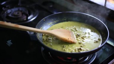 Baharatlı Tayland yemeği, sığır eti, köri ezmesi, biber, kaffir limon yaprağı, hindistan cevizi sütü... 