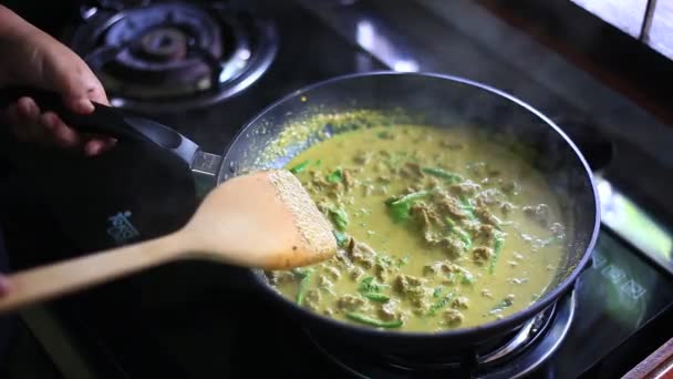 Vaření Pikantní Thajské Jídlo Restované Hovězím Masem Kari Pastou Chilli — Stock video