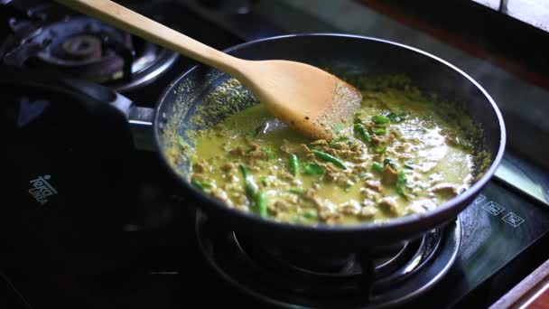 Gewürztes Thailändisches Essen Gebraten Mit Rindfleisch Bestehend Aus Rindfleisch Currypaste — Stockvideo