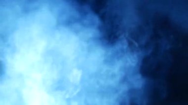 Mavi buhar tavanın üzerinden yükseliyor. Beyaz Buhar perde arkasındaki büyük bir çömlekten yükseliyor. Siyah arkaplan. 