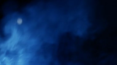 Mavi buhar tavanın üzerinden yükseliyor. Beyaz Buhar perde arkasındaki büyük bir çömlekten yükseliyor. Siyah arkaplan. 