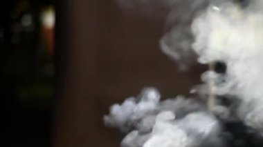 Beyaz Buhar Pan 'ın üstüne çıkıyor. Beyaz Buhar perde arkasındaki büyük bir çömlekten yükseliyor. Siyah arkaplan. 