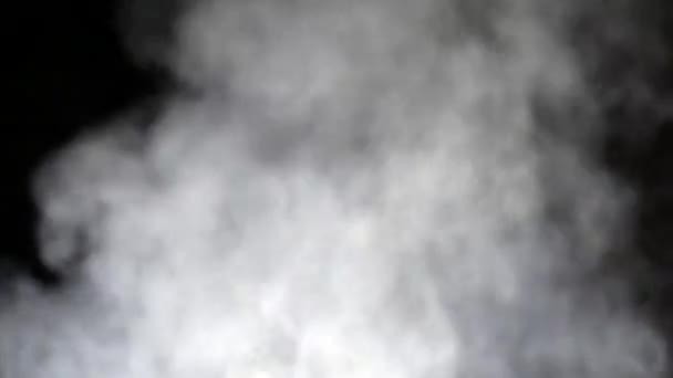 Weißer Dampf Steigt Über Die Pfanne Auf Weißer Dampf Steigt — Stockvideo