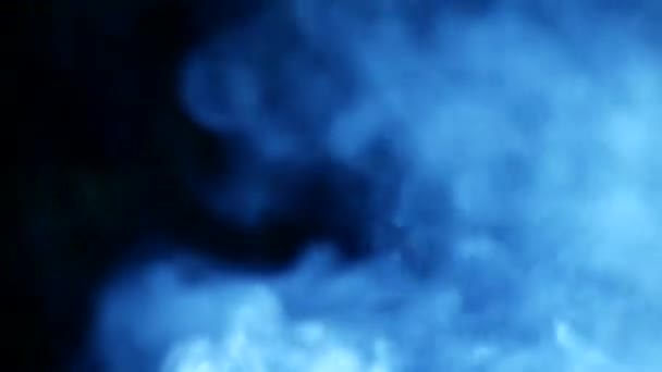 パンの上に青い蒸気が上昇します 白い蒸気は舞台裏にある大きな鍋から立ち上がる 黒の背景 — ストック動画