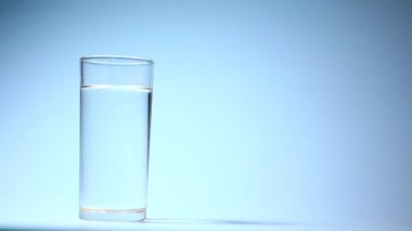 Temiz içme suyunu bardağa doldururken çekilmiş bir video. Sağlıklı içme suyu kavramı