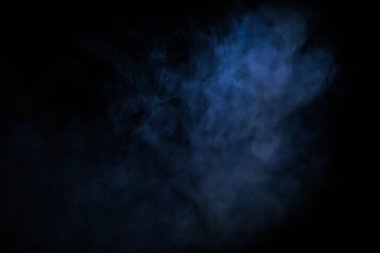 Bulanık lens. Siyah arka planda mavi duman. arka plan kullanımı için. arkaplan resmi kavramı